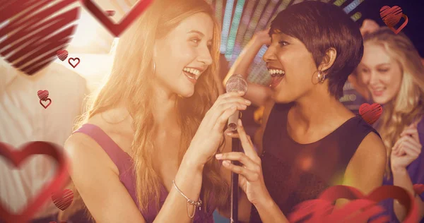 Frauen singen gemeinsam ein Lied — Stockfoto