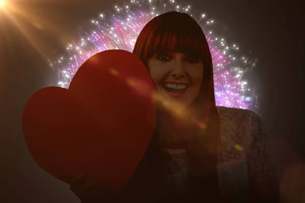 Bokovky žena s velkým červeným srdcem — Stock fotografie
