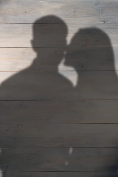 Мужчина получает поцелуй от жены — стоковое фото