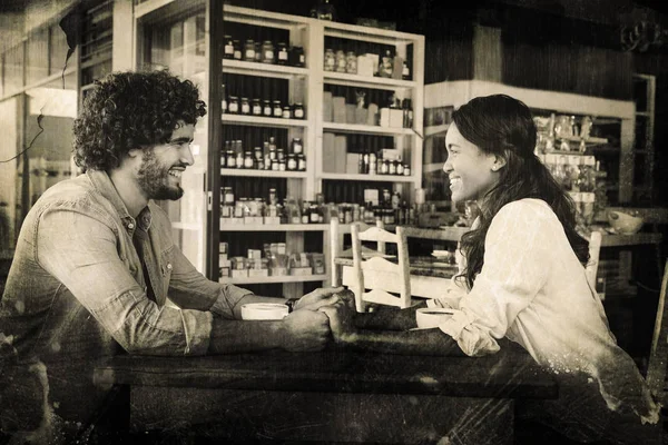 Lachende paar bedrijf handen in cafetaria — Stockfoto