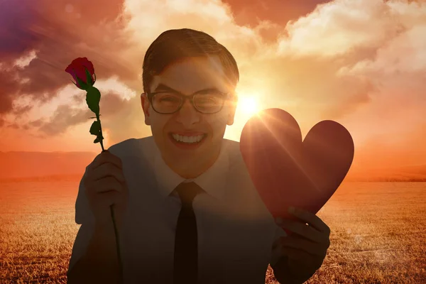 Hipster geek con una rosa rossa in mano — Foto Stock