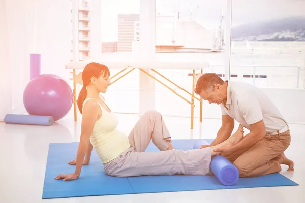 Physiotherapist giving physiotherapy to pregnant woman — Stock Photo, Image