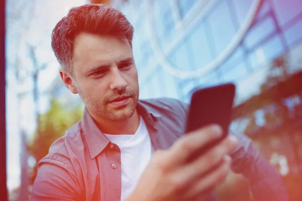 Lage hoekmening van man met mobiele telefoon — Stockfoto