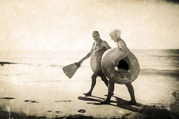 Senior par promenader på stranden — Stockfoto