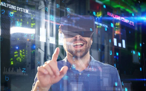 Männliche Führungskräfte mit Virtual-Reality-Headset — Stockfoto