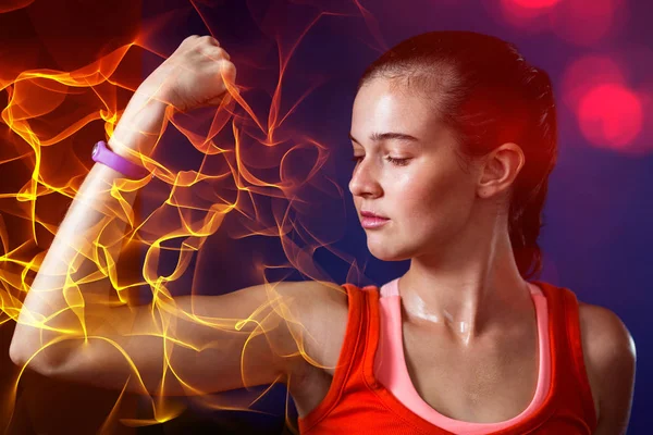 Primer plano de los músculos flexionantes de la mujer en el gimnasio —  Fotos de Stock