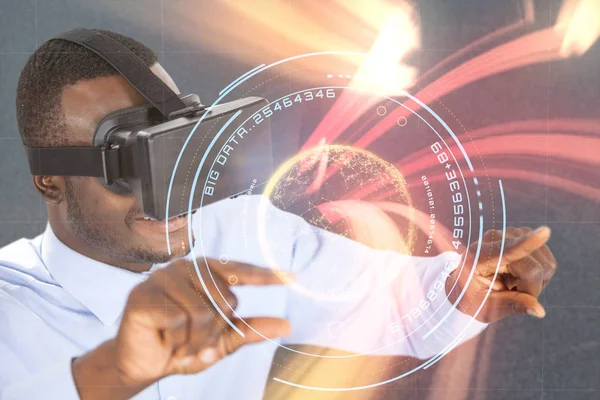 Man met behulp van virtual reality headset terwijl wijzend — Stockfoto