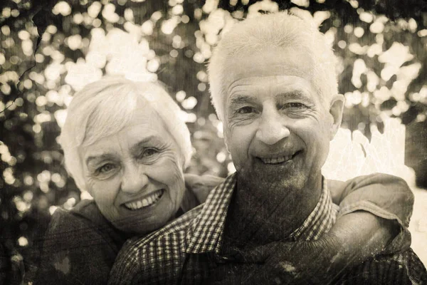 Αυτοπεποίθηση συνταξιούχο ζευγάρι αγκαλιάζει — Φωτογραφία Αρχείου