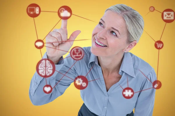 Mujer de negocios sonriente señalando —  Fotos de Stock