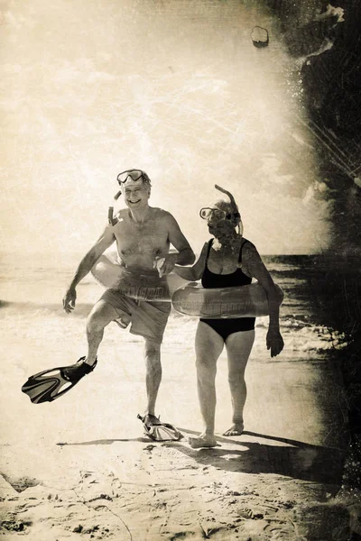 Casal sênior desfrutando na praia — Fotografia de Stock