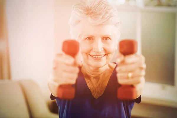 Retrato de mulher idosa exercitando com halteres — Fotografia de Stock