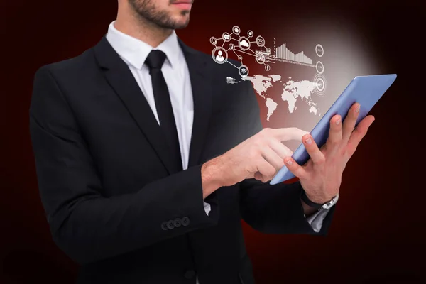 Mittelteil eines Geschäftsmannes mit digitalem Tablet-PC — Stockfoto