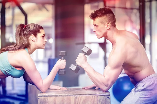 Fit couple lifting dumbbells — Stock Photo, Image