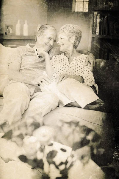 Romantyczna para starszy, siedząc na kanapie — Zdjęcie stockowe