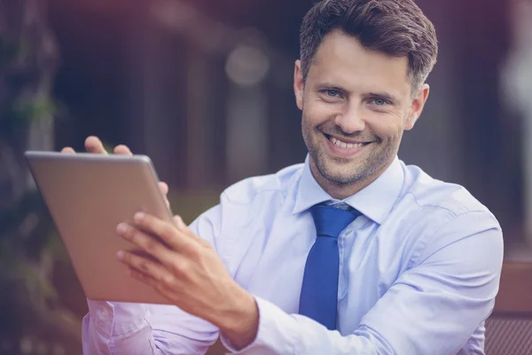 Gelukkig zakenman met behulp van digitale tablet — Stockfoto