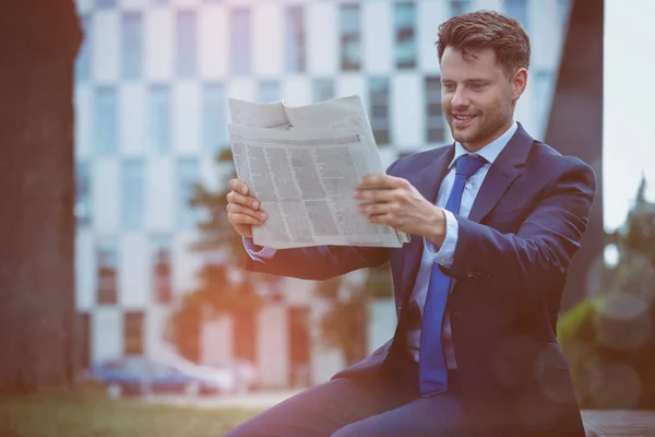 Empresário feliz lendo jornal — Fotografia de Stock