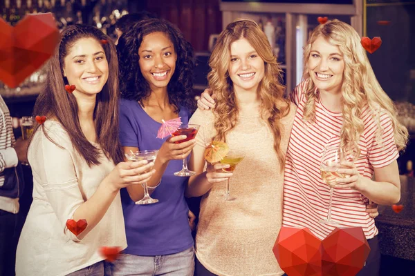 Amigos do sexo feminino Bebendo Cocktails — Fotografia de Stock