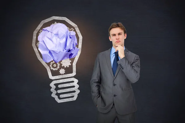 Zakenman tegen schoolbord — Stockfoto