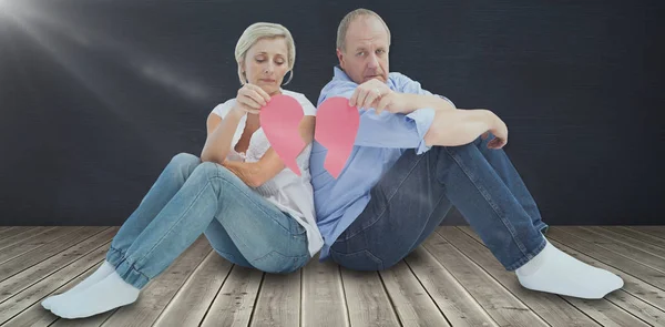 Couple holding a broken heart — Stock Photo, Image