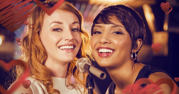 Vänner sjunga tillsammans i bar — Stockfoto