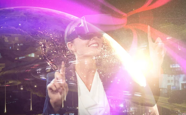 Pengusaha memegang kacamata virtual pada latar belakang putih — Stok Foto