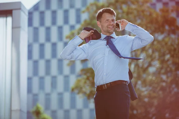 Feliz hombre de negocios hablando por teléfono móvil — Foto de Stock