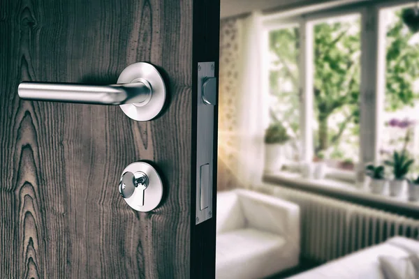 Hnědé dveře s klíč od domu — Stock fotografie