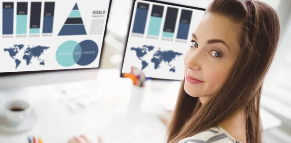 Retrato de mujer usando computadora — Foto de Stock