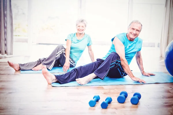 Uśmiechający się para starszy wykonywania jogi — Zdjęcie stockowe