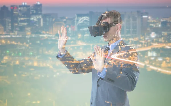 Empresario con auriculares de realidad virtual —  Fotos de Stock