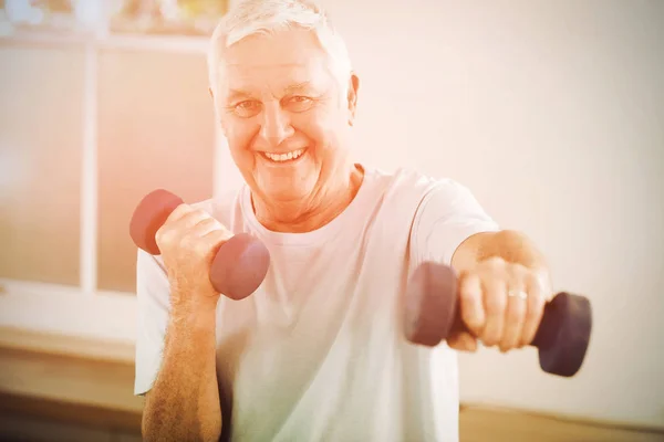 Portrét staršího muže cvičícího s činkami — Stock fotografie