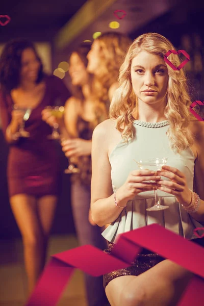 Blonde vrouw drinken cocktail — Stockfoto