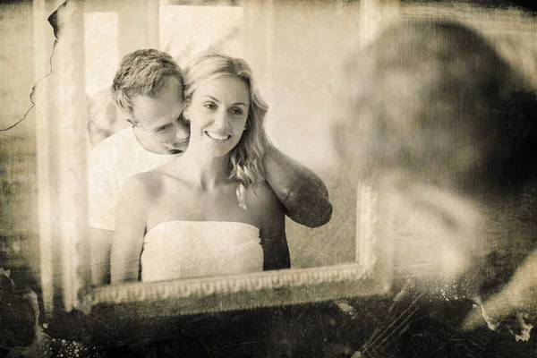 Marido beijando esposa no pescoço — Fotografia de Stock