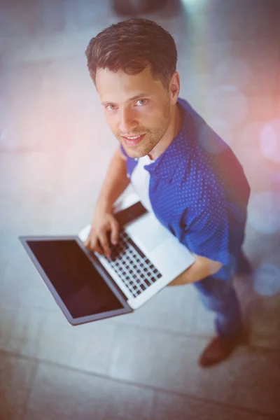 Retrato del hombre usando el ordenador portátil —  Fotos de Stock