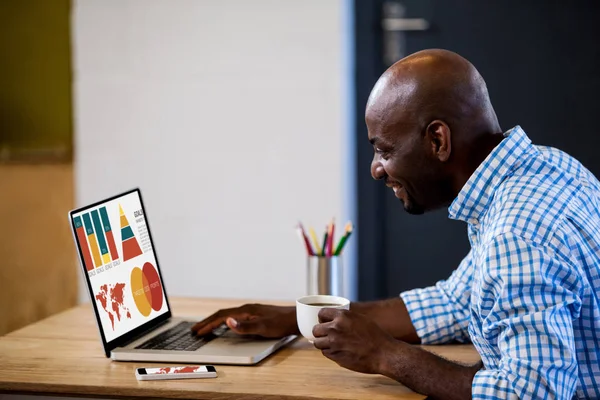 Businessman working on laptop — Stock Photo, Image