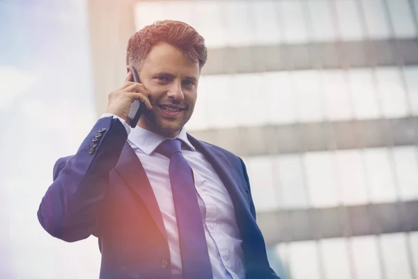 Vista a basso angolo di uomo d'affari che parla sul telefono cellulare — Foto Stock