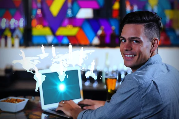 Sorrindo homem usando laptop no restaurante — Fotografia de Stock