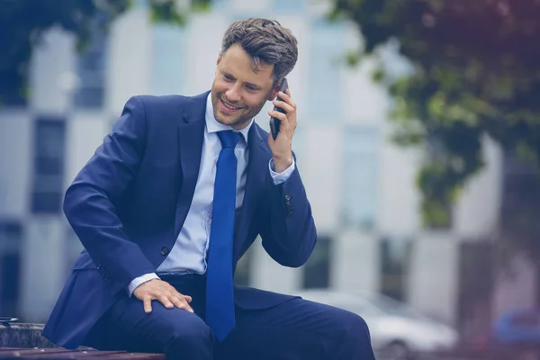 Empresário feliz falando no telefone celular — Fotografia de Stock