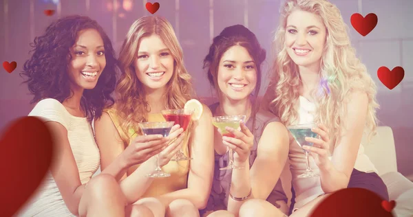 Mooie meisjes met cocktails — Stockfoto