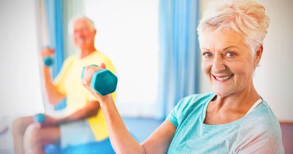 Senioren nutzen Gymnastikball — Stockfoto