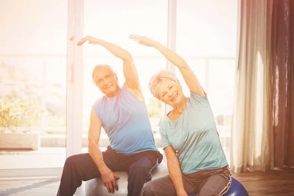 Retrato de feliz pareja de ancianos haciendo ejercicio —  Fotos de Stock