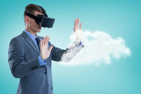 Zakenman met behulp van virtual reality headset 3d — Stockfoto