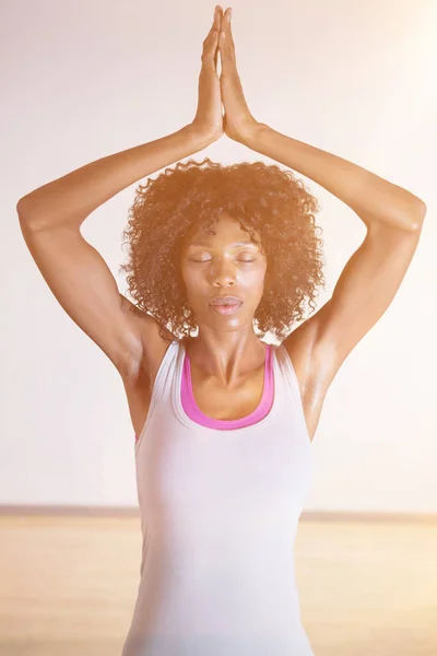 Mulher realizando ioga no ginásio — Fotografia de Stock