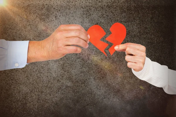 Pareja sosteniendo roto corazón forma papel —  Fotos de Stock