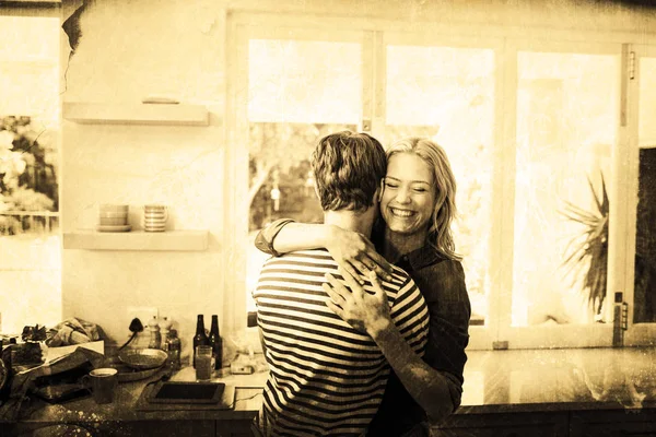 厨房里拥抱的情侣 — 图库照片