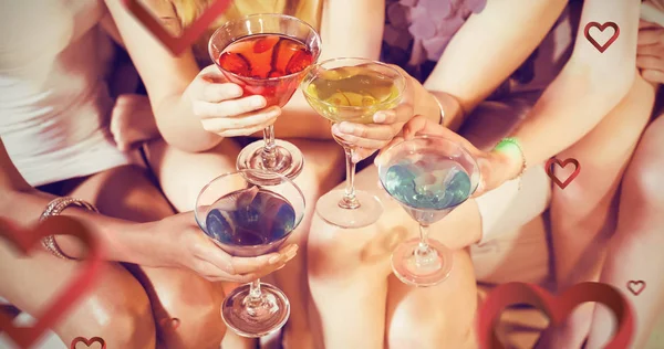 Dívky s koktejly, opékání — Stock fotografie