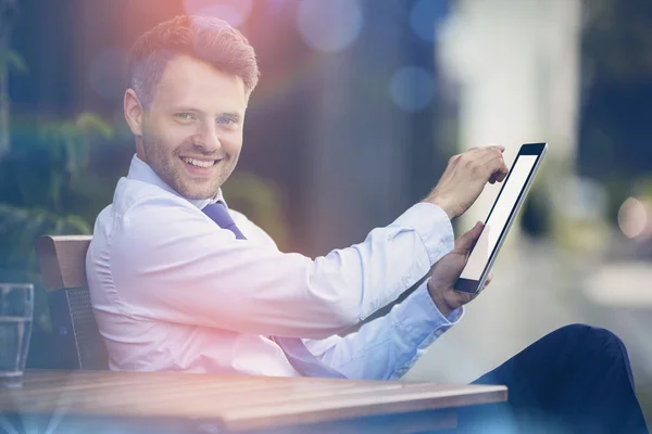 Retrato de empresário alegre usando tablet digital — Fotografia de Stock