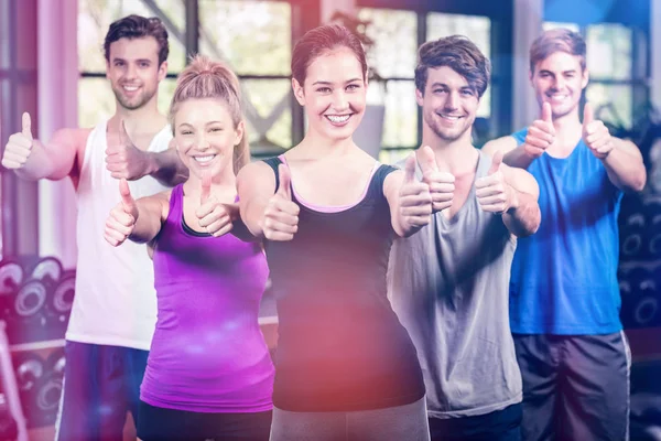 Fitnessklasse zeigt Daumen hoch — Stockfoto