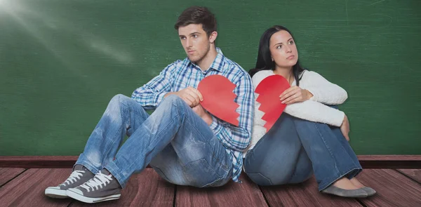 Paar zittend op de vloer met gebroken hart — Stockfoto
