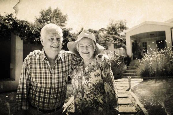 幸福的老夫妇在花园里的画像 — 图库照片